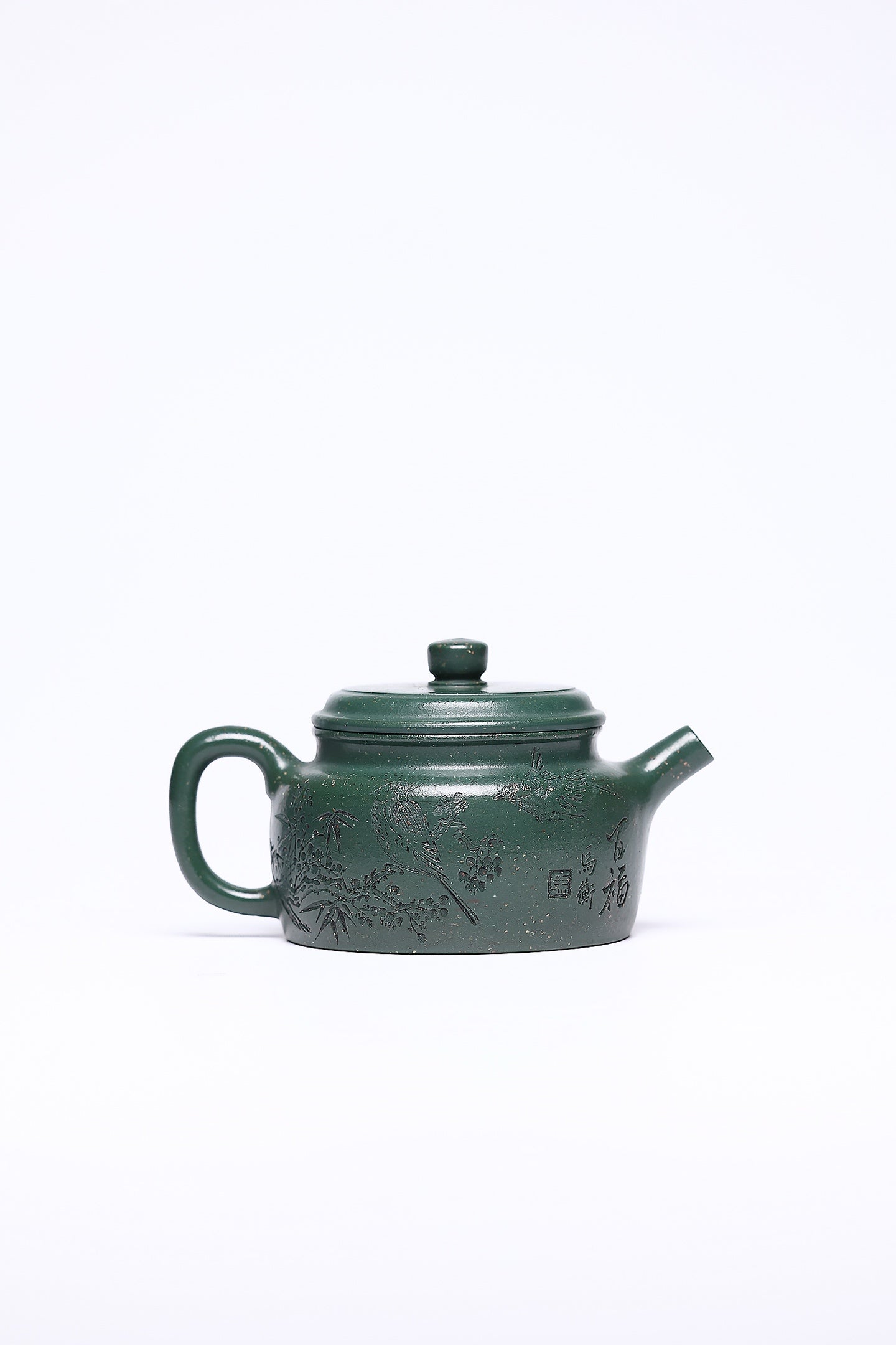 【大亨德钟】 作者 ：邵忠源 泥料：大亨天星绿泥 容量：260cc  作品介绍： 此壶为经典德钟形制，甄选绿泥精制