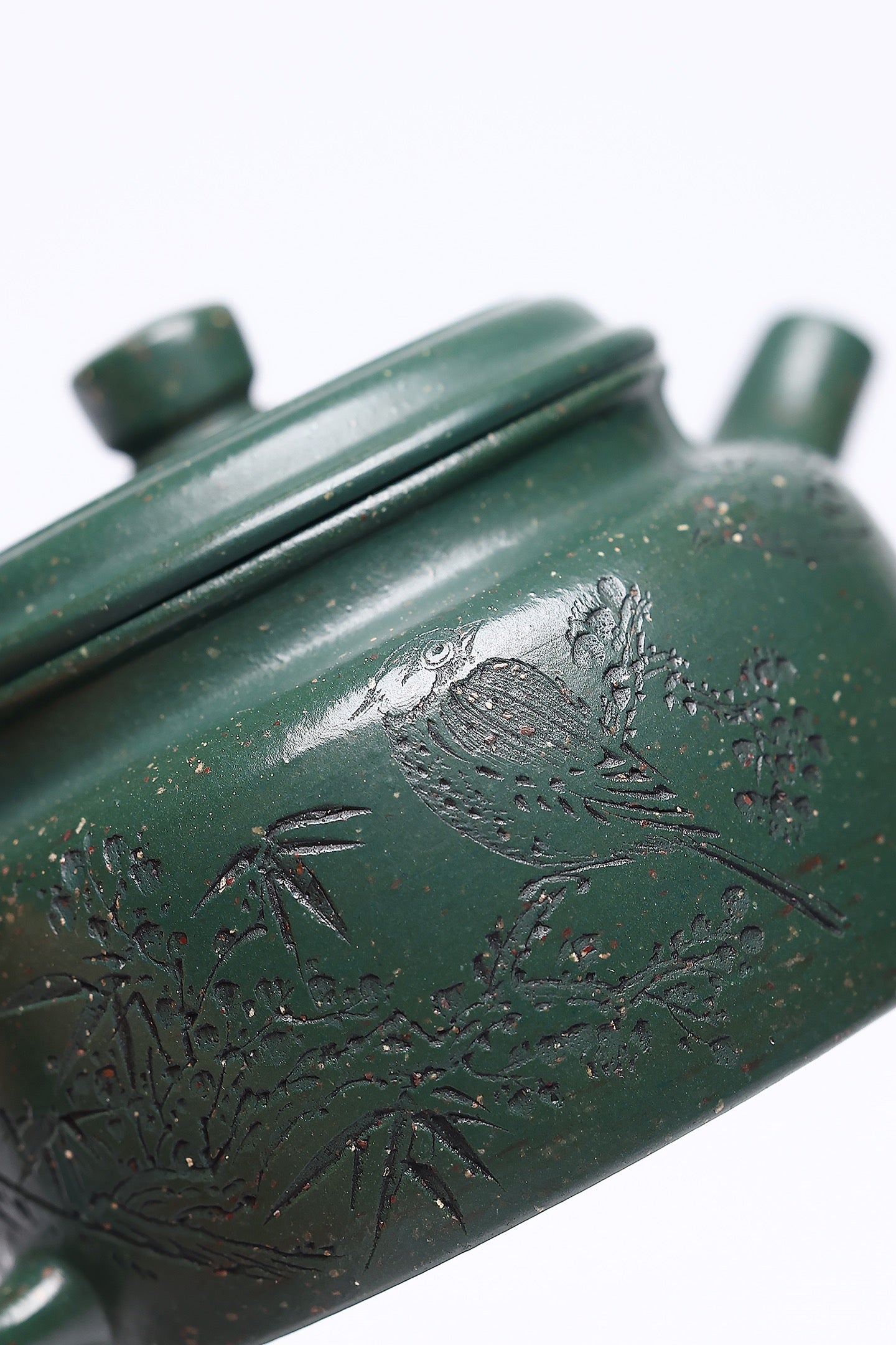【大亨德钟】 作者 ：邵忠源 泥料：大亨天星绿泥 容量：260cc  作品介绍： 此壶为经典德钟形制，甄选绿泥精制