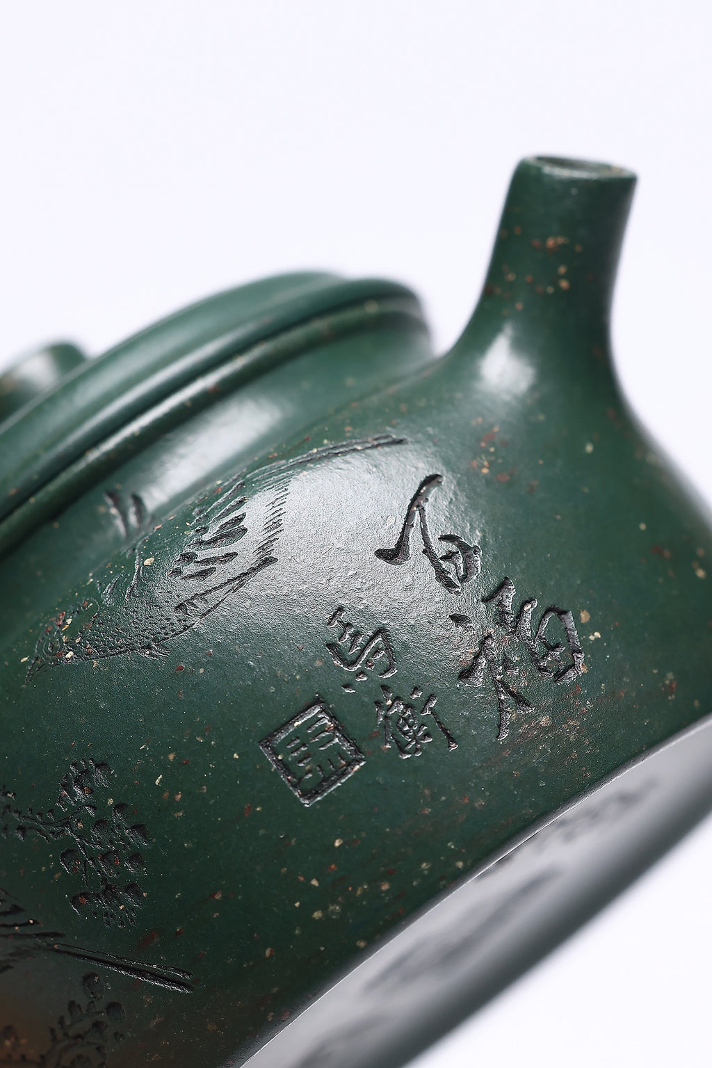 【大亨德钟】 作者 ：邵忠源 泥料：大亨天星绿泥 容量：260cc  作品介绍： 此壶为经典德钟形制，甄选绿泥精制