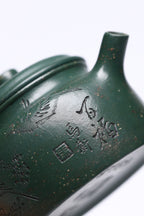【大亨德钟】 作者 ：邵忠源 泥料：大亨天星绿泥 容量：260cc  作品介绍： 此壶为经典德钟形制，甄选绿泥精制