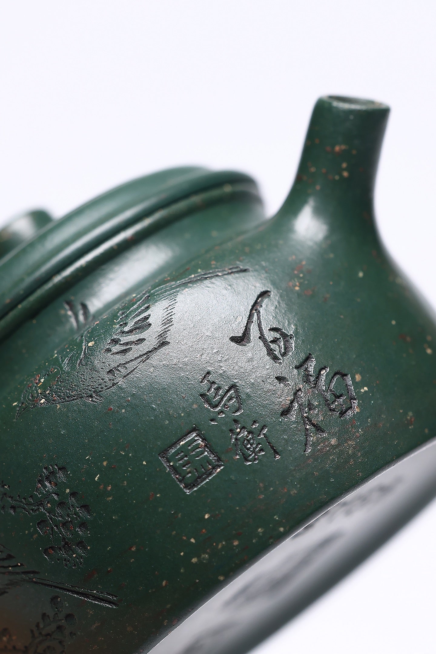 【大亨德钟】 作者 ：邵忠源 泥料：大亨天星绿泥 容量：260cc  作品介绍： 此壶为经典德钟形制，甄选绿泥精制
