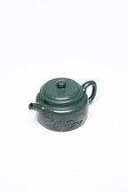【大亨德钟】 作者 ：邵忠源 泥料：大亨天星绿泥 容量：260cc  作品介绍： 此壶为经典德钟形制，甄选绿泥精制