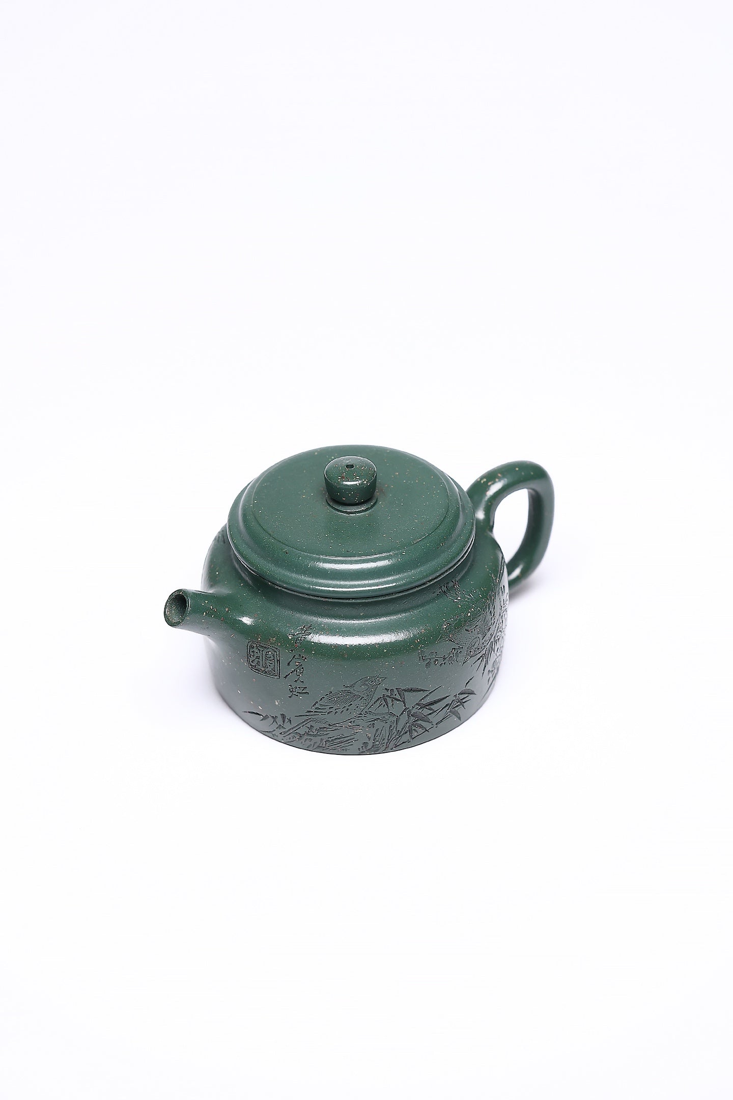 【大亨德钟】 作者 ：邵忠源 泥料：大亨天星绿泥 容量：260cc  作品介绍： 此壶为经典德钟形制，甄选绿泥精制