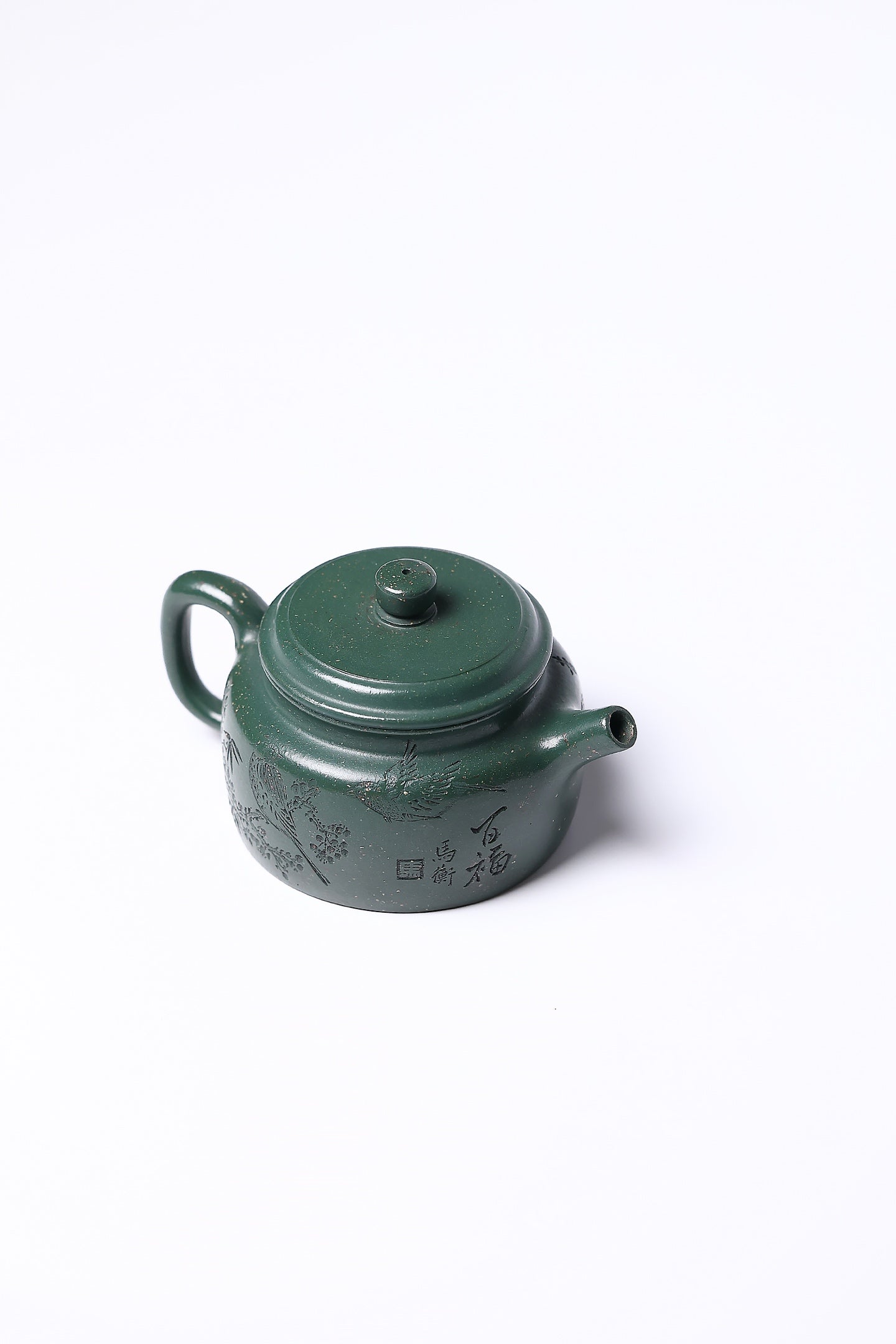 【大亨德钟】 作者 ：邵忠源 泥料：大亨天星绿泥 容量：260cc  作品介绍： 此壶为经典德钟形制，甄选绿泥精制