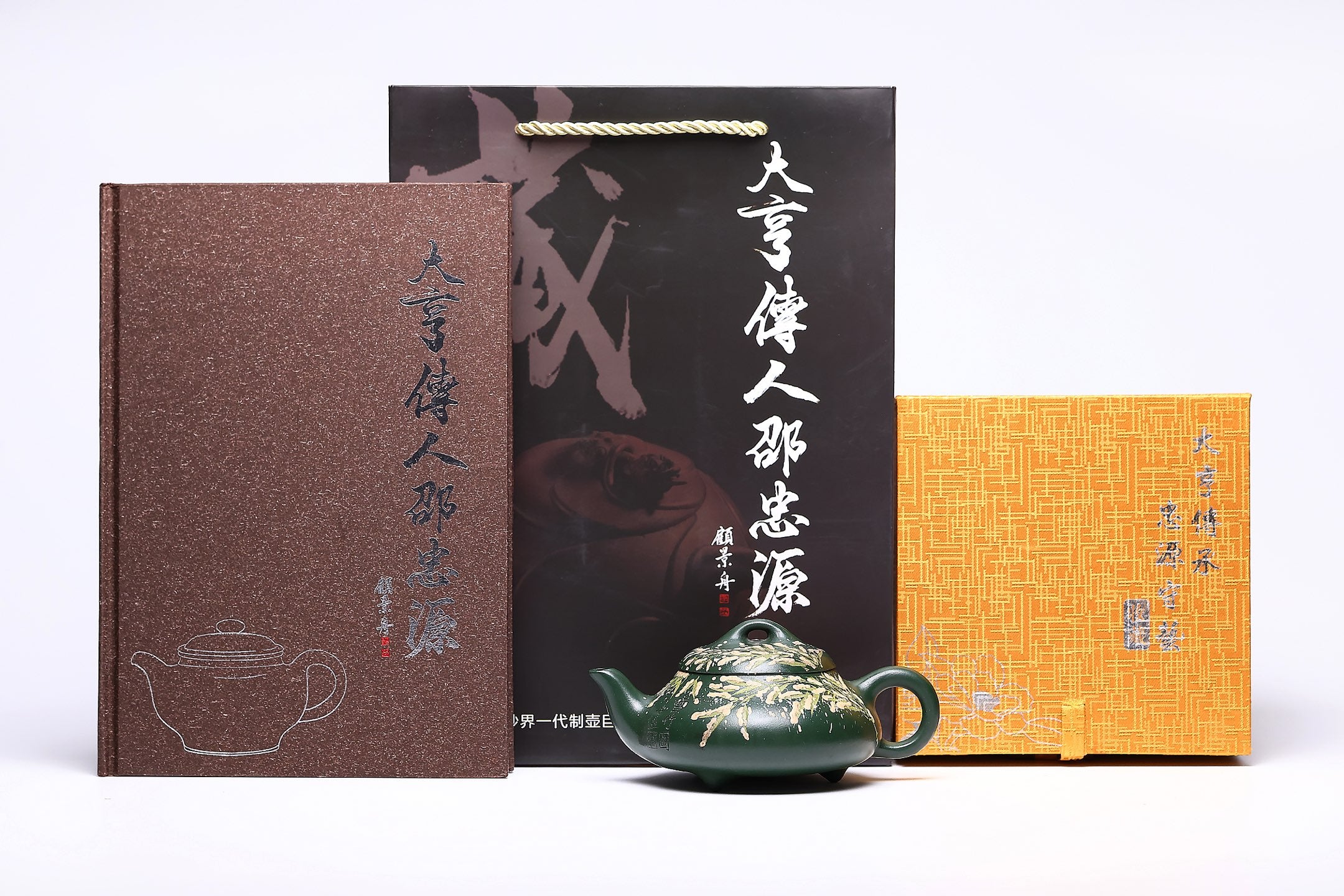 【汉棠石瓢】 作者 ：邵忠源 泥料：大亨绿泥 容量：300cc  作品介绍：  此器为经典汉棠石瓢，选用珍稀绿泥精工锻制