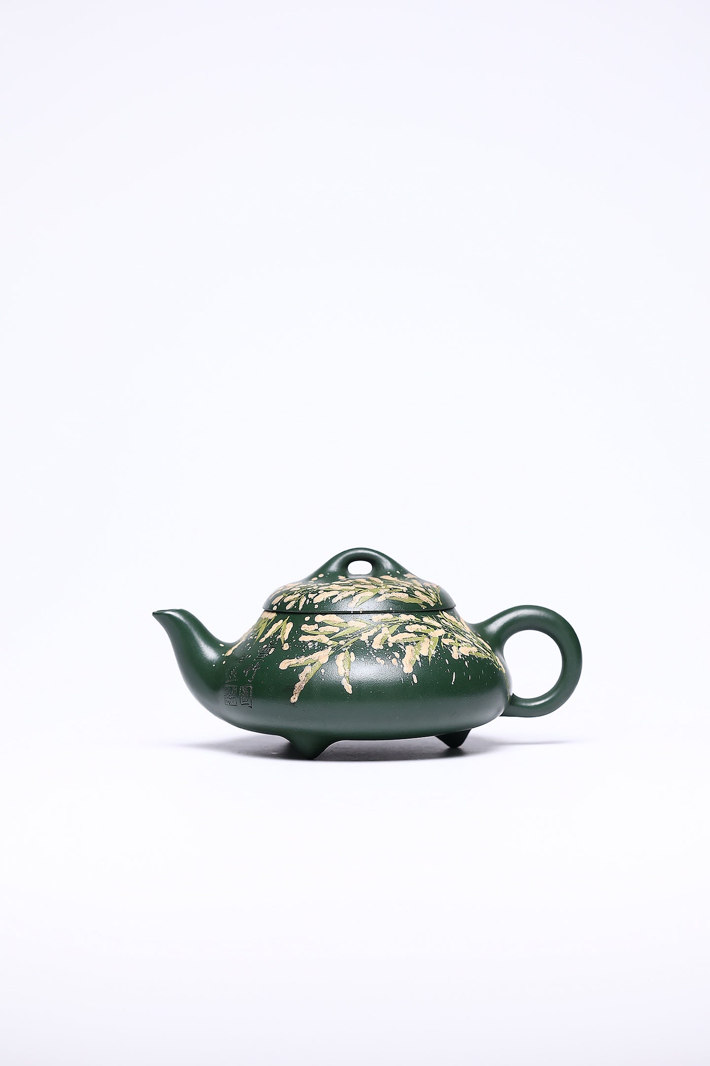 【汉棠石瓢】 作者 ：邵忠源 泥料：大亨绿泥 容量：300cc  作品介绍：  此器为经典汉棠石瓢，选用珍稀绿泥精工锻制