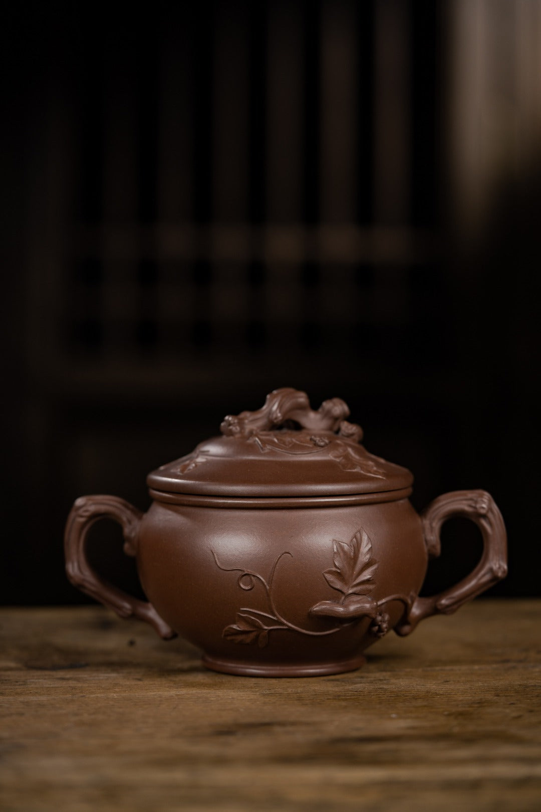 【壶名】松鼠葡萄套组 【容量】1500cc 【泥料】紫泥 【作者】李老师（国家级高级工艺美术师）