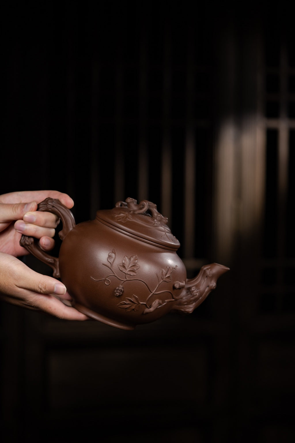 【壶名】松鼠葡萄套组 【容量】1500cc 【泥料】紫泥 【作者】李老师（国家级高级工艺美术师）