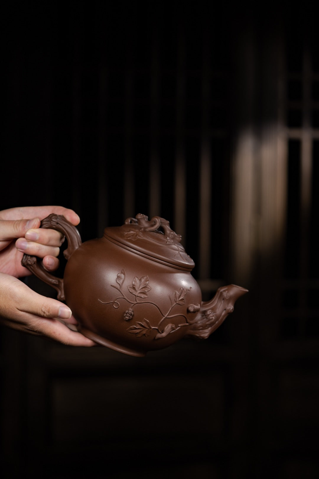 【壶名】松鼠葡萄套组 【容量】1500cc 【泥料】紫泥 【作者】李老师（国家级高级工艺美术师）