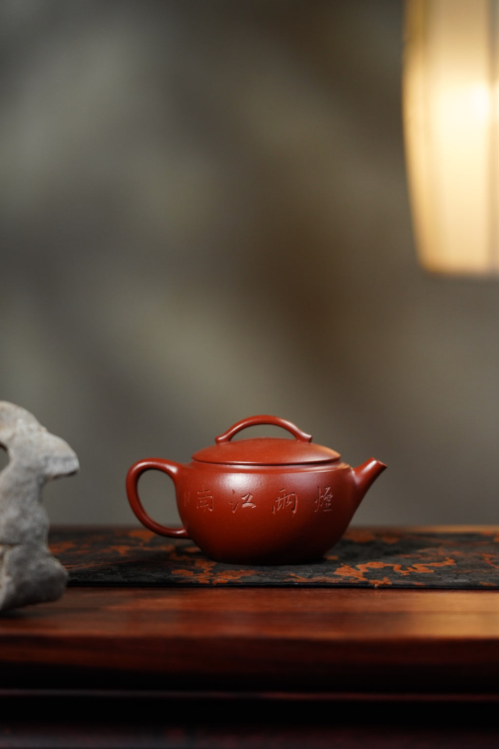 顾脉徐门，景舟传人 【壶名】汉瓦 【泥料】大红袍 【容量】240cc 【作者】周良红（国家级工艺美术师）