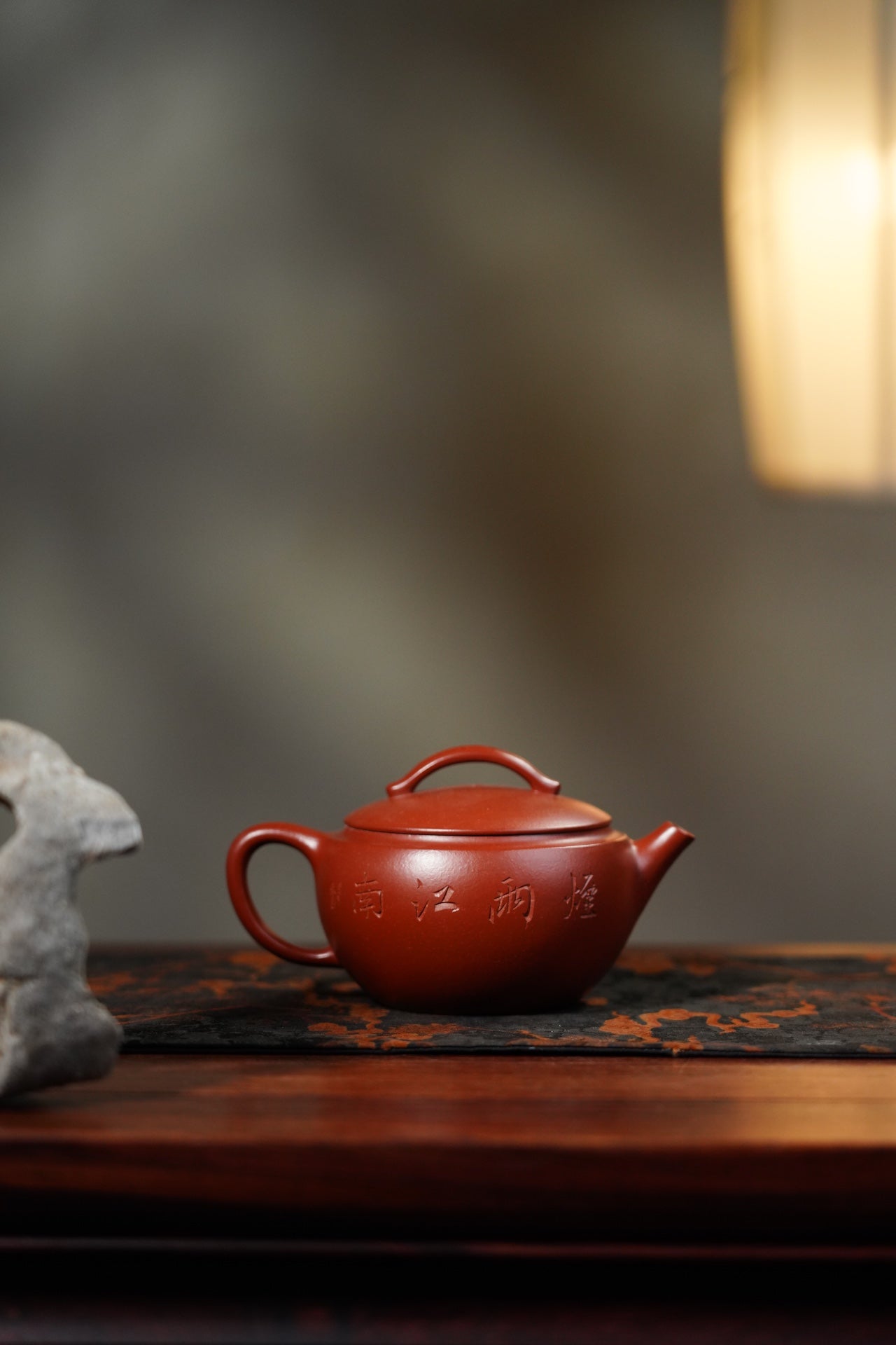 顾脉徐门，景舟传人 【壶名】汉瓦 【泥料】大红袍 【容量】240cc 【作者】周良红（国家级工艺美术师）