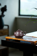 《葫芦》周良红/国家级工艺美术师 160cc/紫泥 此作品宝葫芦壶，设计用心，上下都是趣味