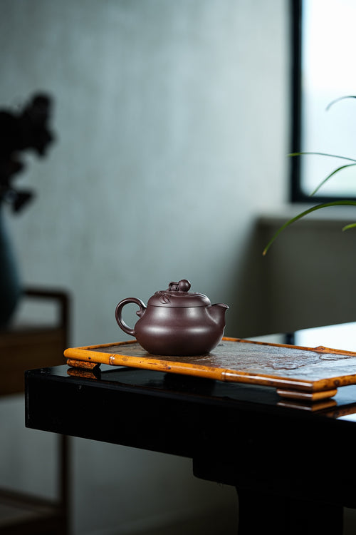 《葫芦》周良红/国家级工艺美术师 160cc/紫泥 此作品宝葫芦壶，设计用心，上下都是趣味
