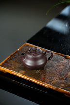 《葫芦》周良红/国家级工艺美术师 160cc/紫泥 此作品宝葫芦壶，设计用心，上下都是趣味
