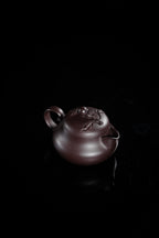 《葫芦》周良红/国家级工艺美术师 160cc/紫泥 此作品宝葫芦壶，设计用心，上下都是趣味