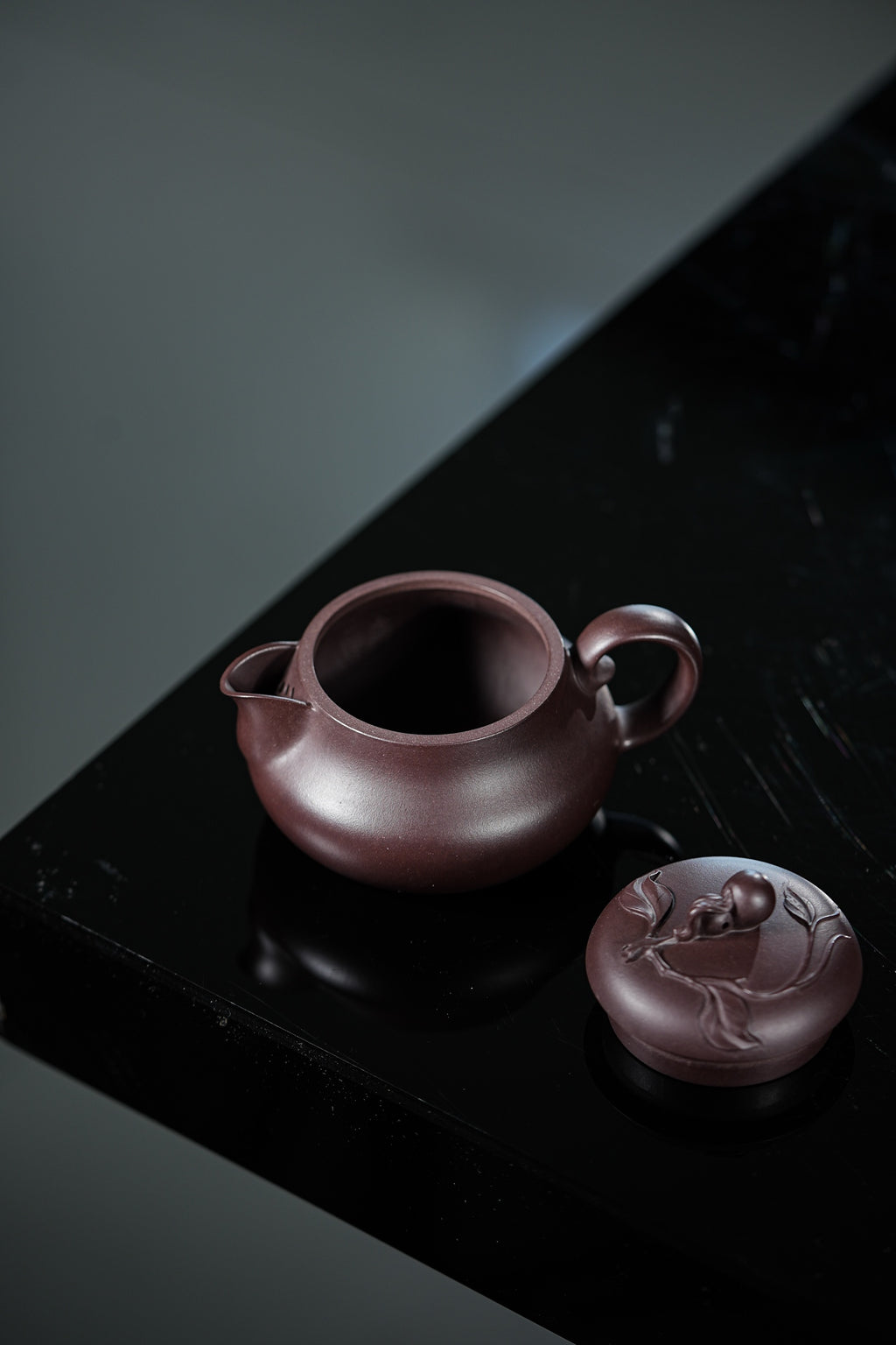 《葫芦》周良红/国家级工艺美术师 160cc/紫泥 此作品宝葫芦壶，设计用心，上下都是趣味