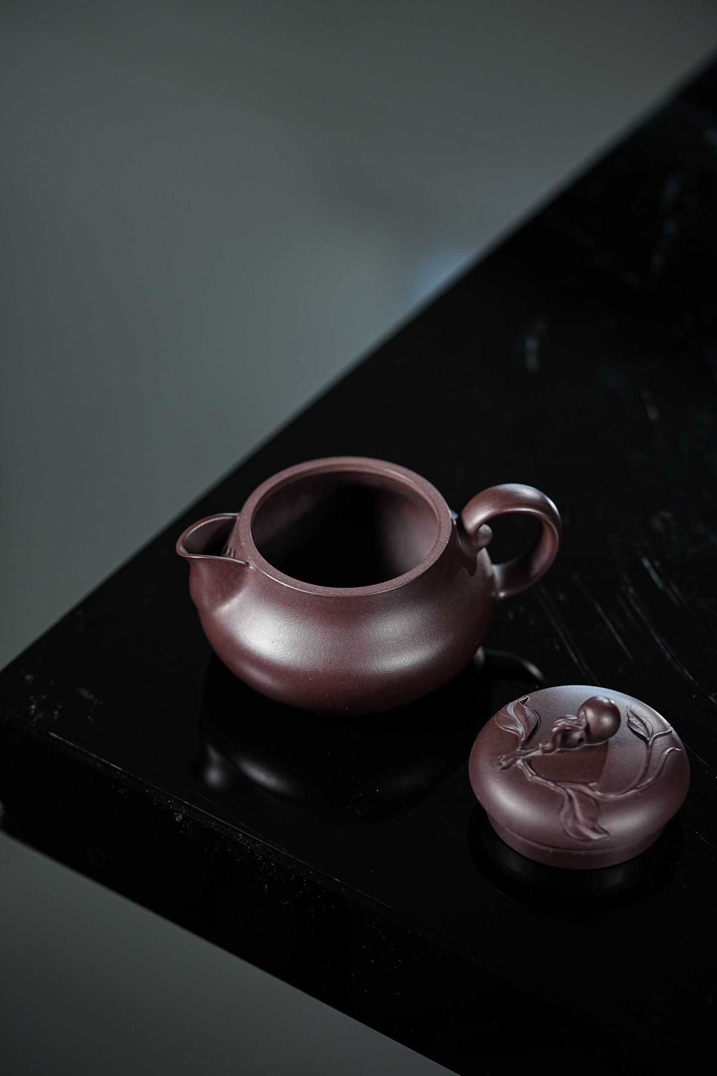 《葫芦》周良红/国家级工艺美术师 160cc/紫泥 此作品宝葫芦壶，设计用心，上下都是趣味
