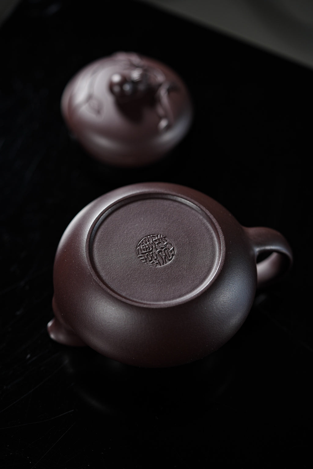 《葫芦》周良红/国家级工艺美术师 160cc/紫泥 此作品宝葫芦壶，设计用心，上下都是趣味
