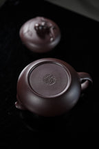 《葫芦》周良红/国家级工艺美术师 160cc/紫泥 此作品宝葫芦壶，设计用心，上下都是趣味