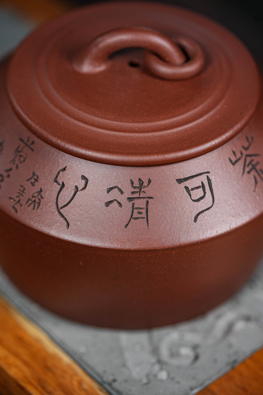 【壶名】玉环 【泥料】文革老紫泥 【容量】400cc 【作者】陈老师（研究员级高级工艺美术师）