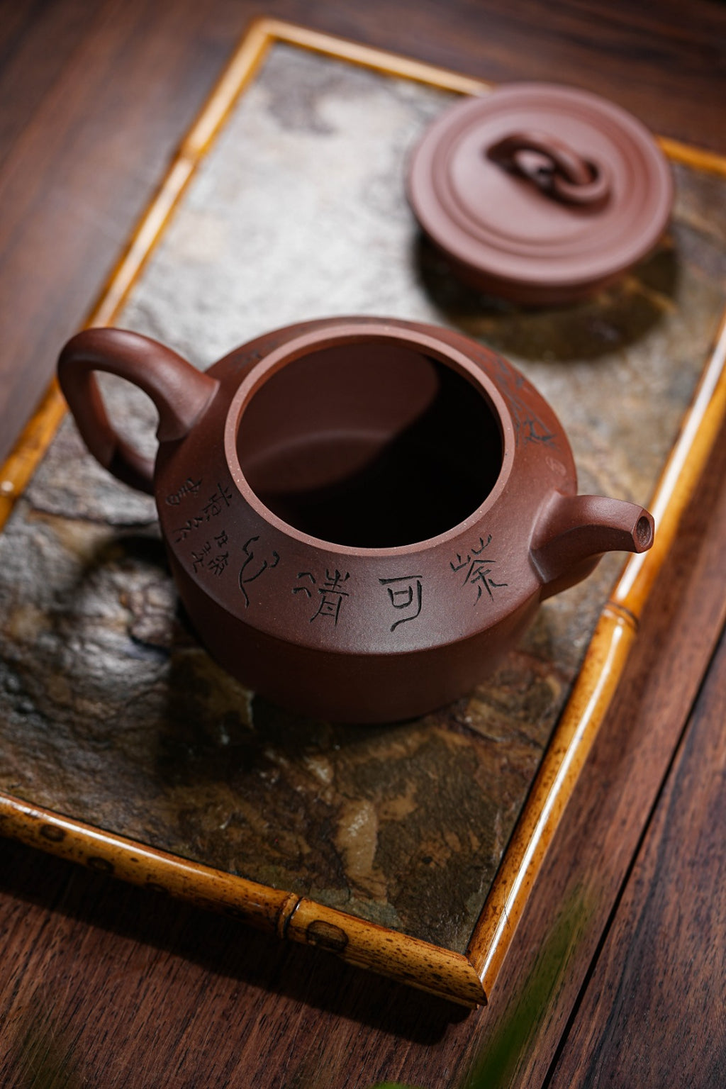【壶名】玉环 【泥料】文革老紫泥 【容量】400cc 【作者】陈老师（研究员级高级工艺美术师）