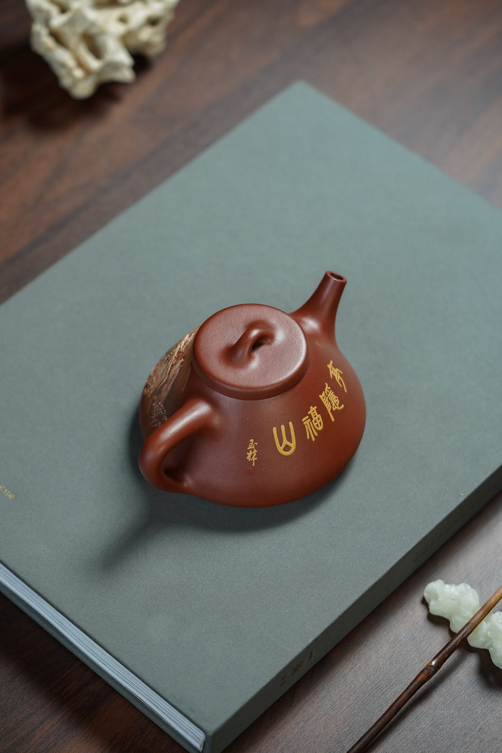 双宗师合璧·紫砂传世孤品｜何光宏塑景×邱玉林题饰《子冶石瓢》礼藏巅峰｜殿堂潜力重器！（黄金海洋贝壳烧）——原矿优质底槽清·220cc
