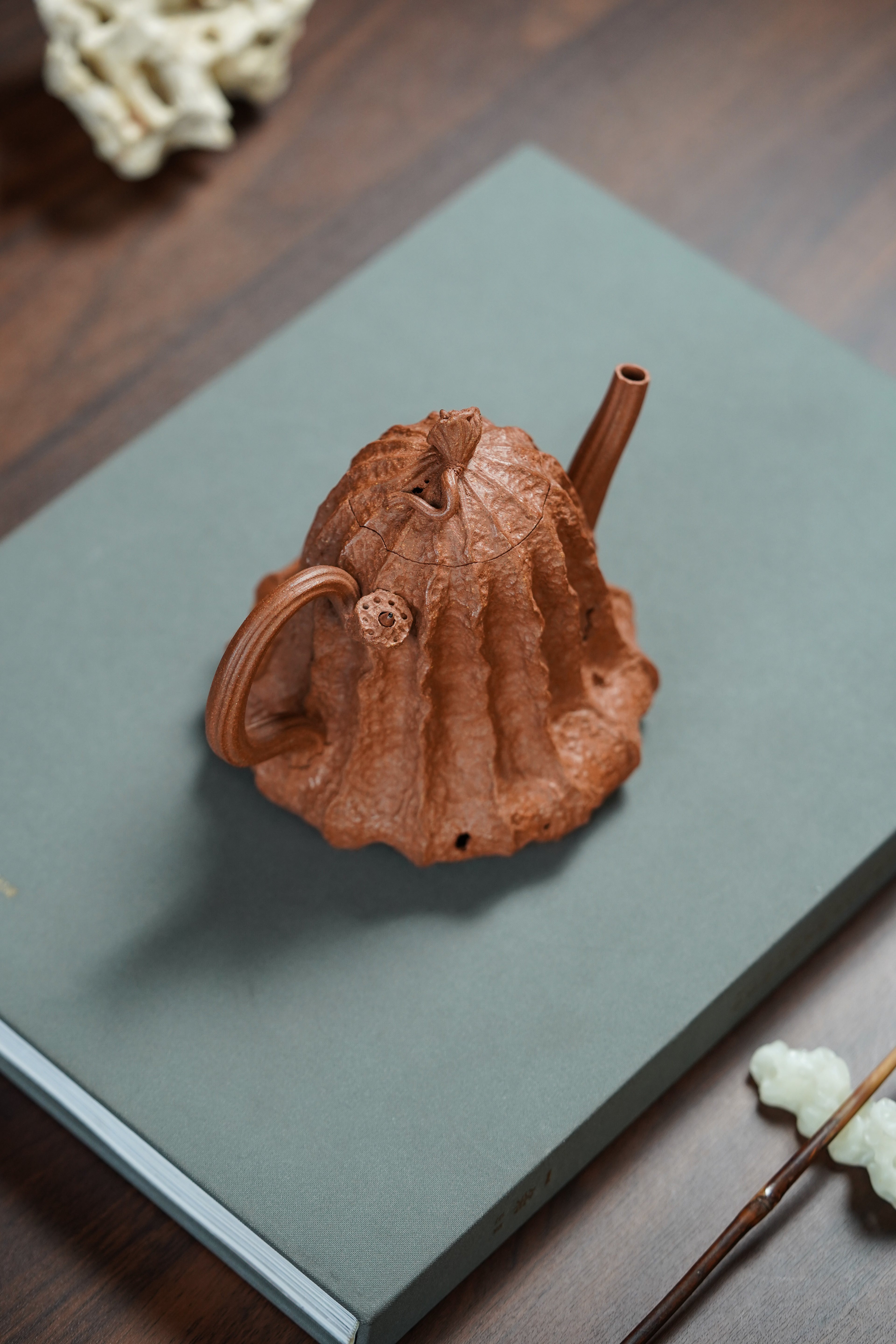 稀世罕见·紫砂臻品｜沈更轶大师巅峰《清荷栖趣壶》 典藏传世·高端礼赠·潜力重器👍 ——原矿优质老段泥·220cc ——正高级工艺美术师·沈更轶 亲制