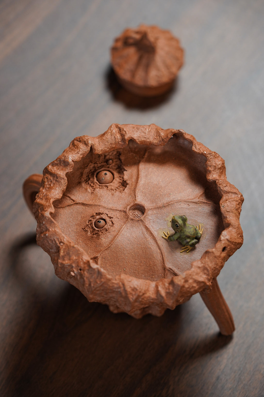 稀世罕见·紫砂臻品｜沈更轶大师巅峰《清荷栖趣壶》 典藏传世·高端礼赠·潜力重器👍 ——原矿优质老段泥·220cc ——正高级工艺美术师·沈更轶 亲制