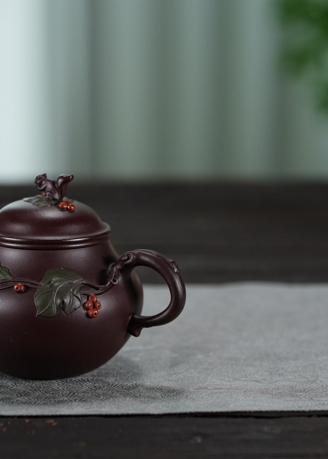 蒋蓉之女 传世花器｜蒋艺华·非遗紫砂巅峰重器《松鼠葡萄壶》收藏传世·高端礼赠艺术珍品！  ——原矿优质紫朱泥·200cc ——中国传统陶瓷艺术大师·蒋艺华 制