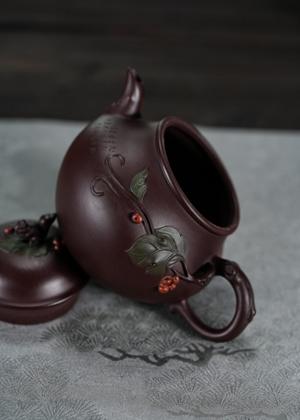 蒋蓉之女 传世花器｜蒋艺华·非遗紫砂巅峰重器《松鼠葡萄壶》收藏传世·高端礼赠艺术珍品！  ——原矿优质紫朱泥·200cc ——中国传统陶瓷艺术大师·蒋艺华 制