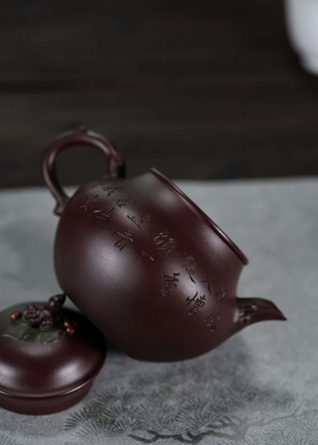 蒋蓉之女 传世花器｜蒋艺华·非遗紫砂巅峰重器《松鼠葡萄壶》收藏传世·高端礼赠艺术珍品！  ——原矿优质紫朱泥·200cc ——中国传统陶瓷艺术大师·蒋艺华 制