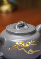 殿堂级顶奢臻品《云间壶》，传世收藏、礼赠顶流天花板👍 ——原矿优质天青泥·300cc（真金限量款） ——中国陶瓷艺术大师·邱玉林 亲制