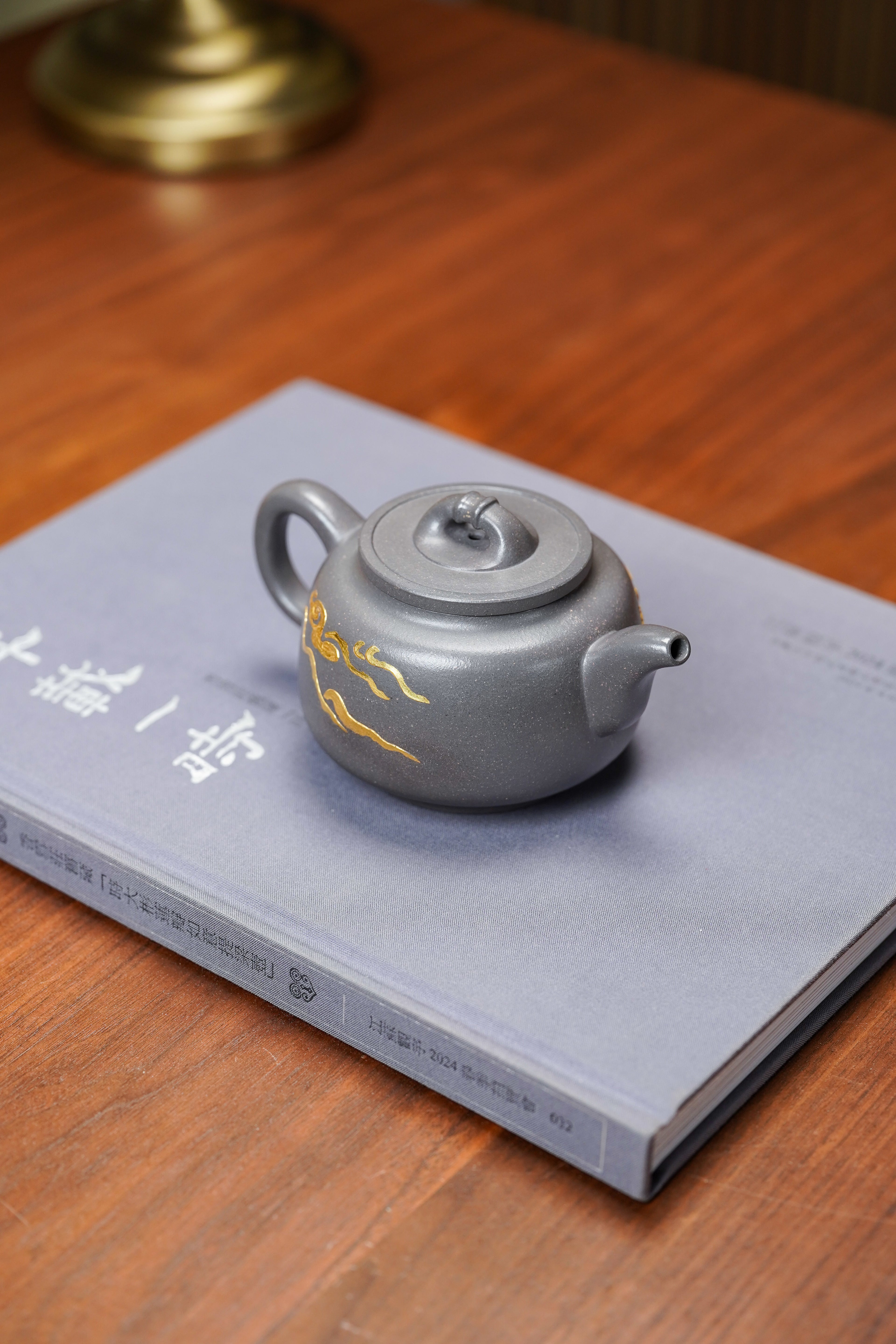 殿堂级顶奢臻品《云间壶》，传世收藏、礼赠顶流天花板👍 ——原矿优质天青泥·300cc（真金限量款） ——中国陶瓷艺术大师·邱玉林 亲制