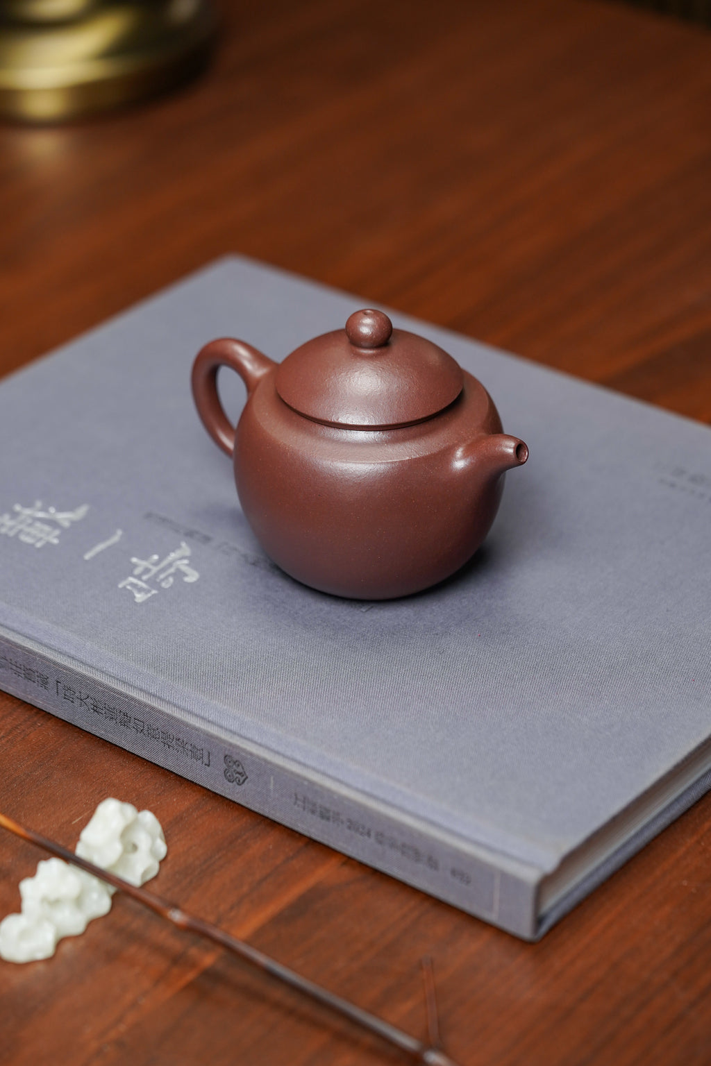 大国工匠、非遗功勋国大师邱玉林倾力打造殿堂级紫砂臻品——《小缘壶》此壶甄选原矿优质底槽清制作，容量220cc，由中国陶瓷艺术大师邱玉林全手亲制