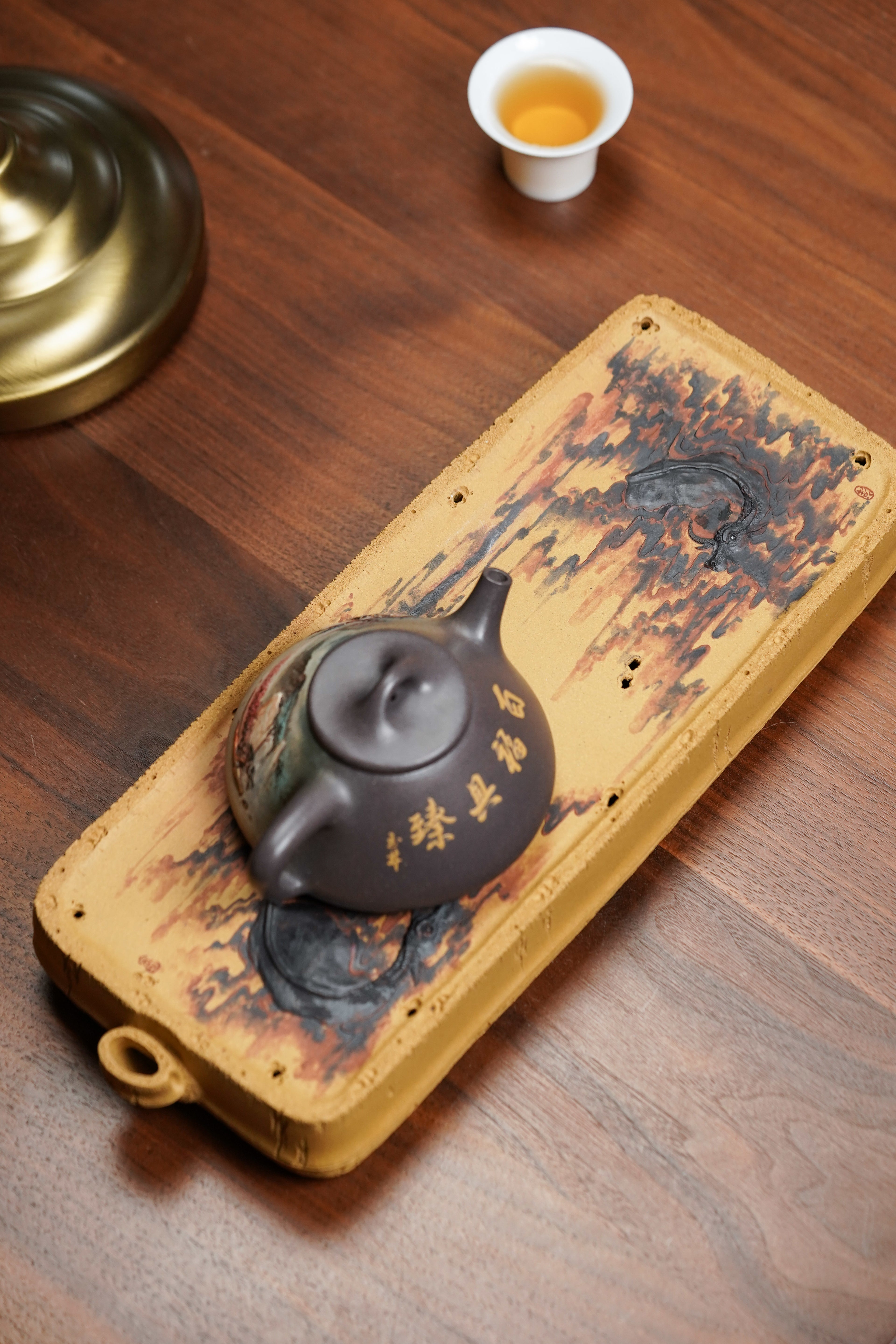 《竹报平安·双牛干泡盘》为国家专利原创作品——作者：陈真 制 &nbsp;——泥绘：彭金格(金一) ——原矿黄金段泥· 长32、宽12、高4cm