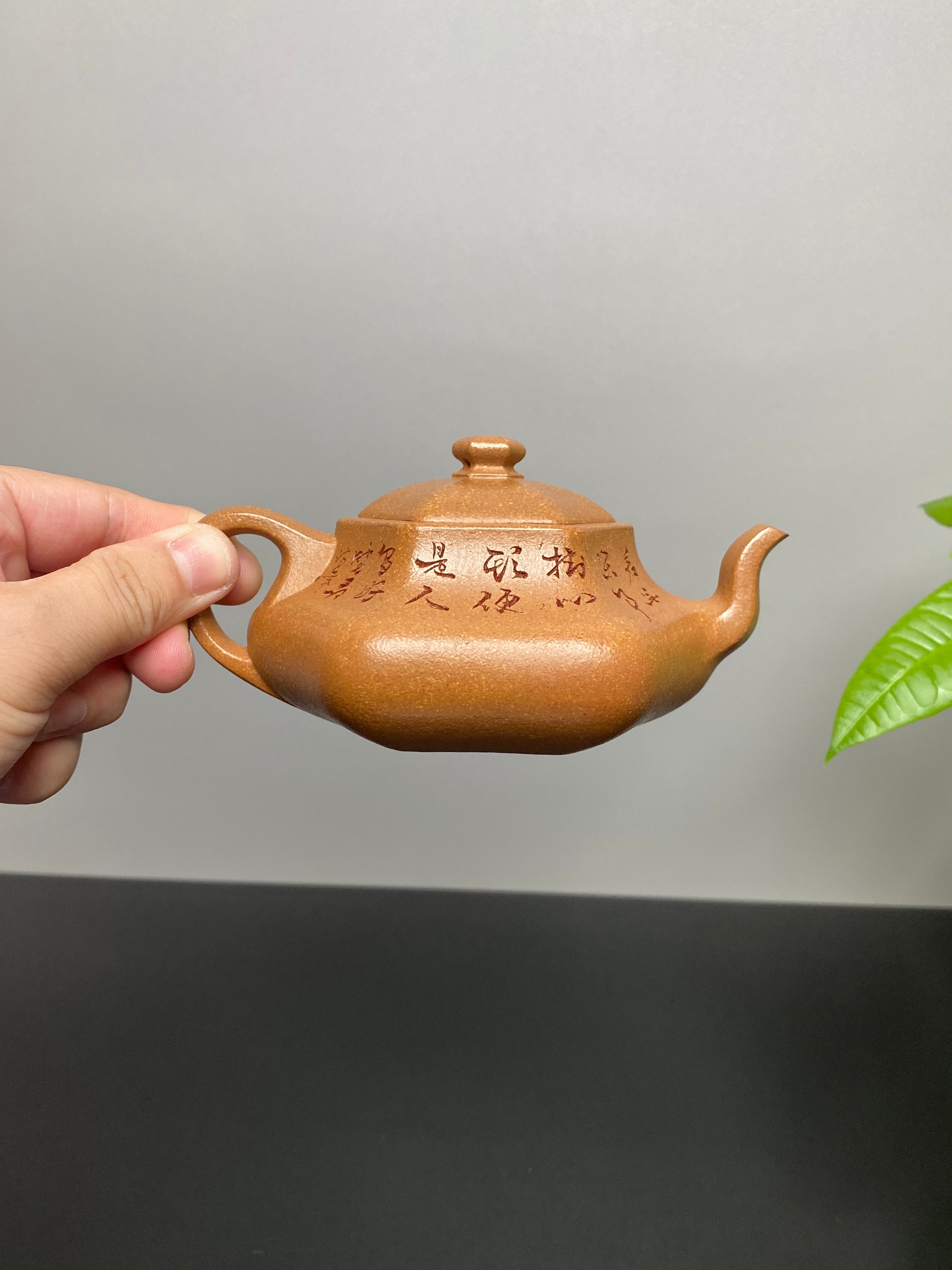 耿浩方器 礼藏双绝｜紫砂界80后方器巨匠巅峰臻品《闲者六方壶》甄选原矿优质老段泥·260cc，料工合一，品质顶级