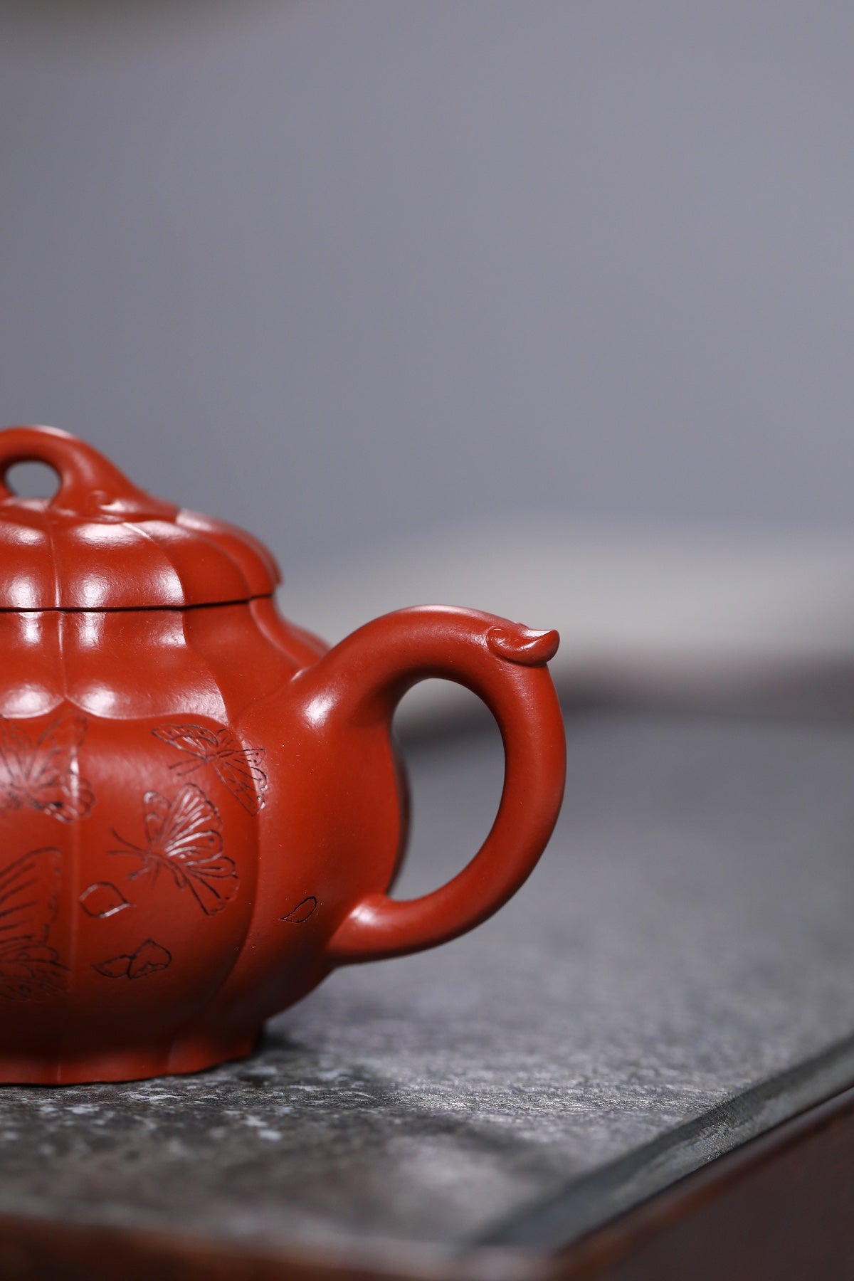 研高收藏重器【飞菱】 作者：刘红仙 职称：研究员级高级工艺美术师 容量： 340cc 泥料： 稀有可心朱泥