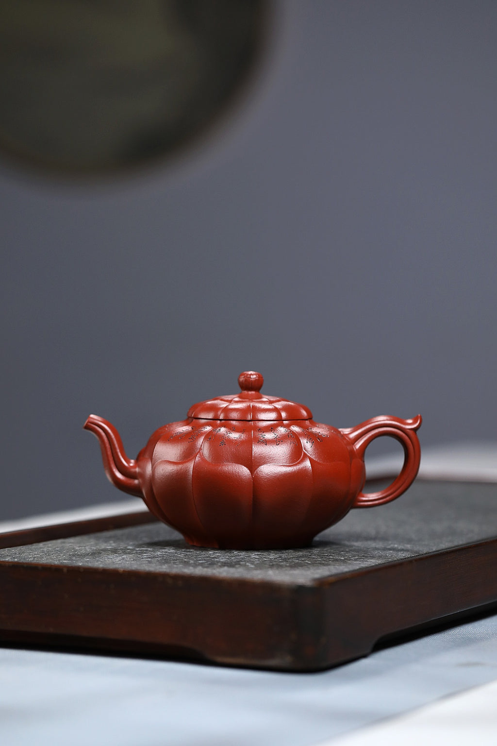 研高收藏重器【禅墩•葵菱】 作者：刘红仙 职称：研究员级高级工艺美术师 容量： 420cc 泥料： 稀有可心朱泥