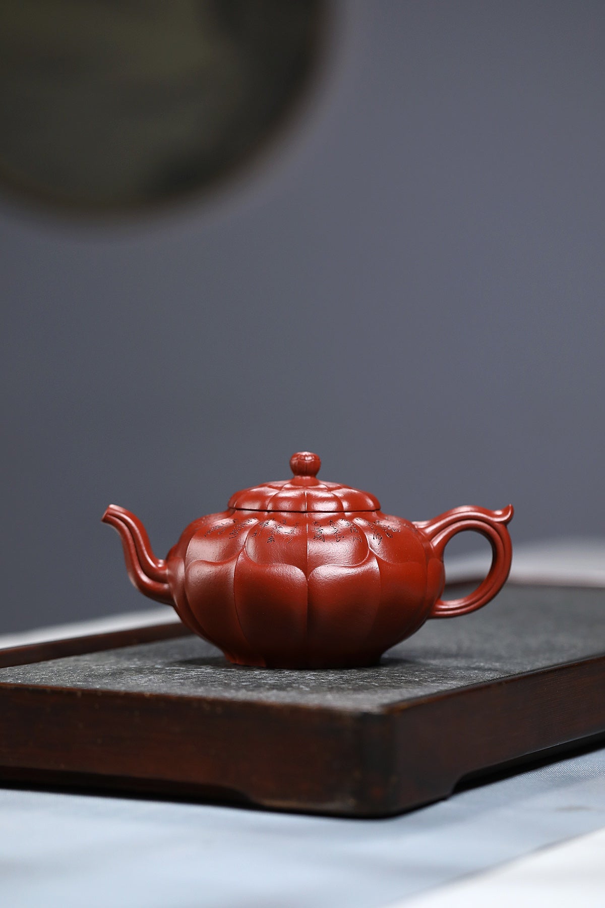 研高收藏重器【禅墩•葵菱】 作者：刘红仙 职称：研究员级高级工艺美术师 容量： 420cc 泥料： 稀有可心朱泥