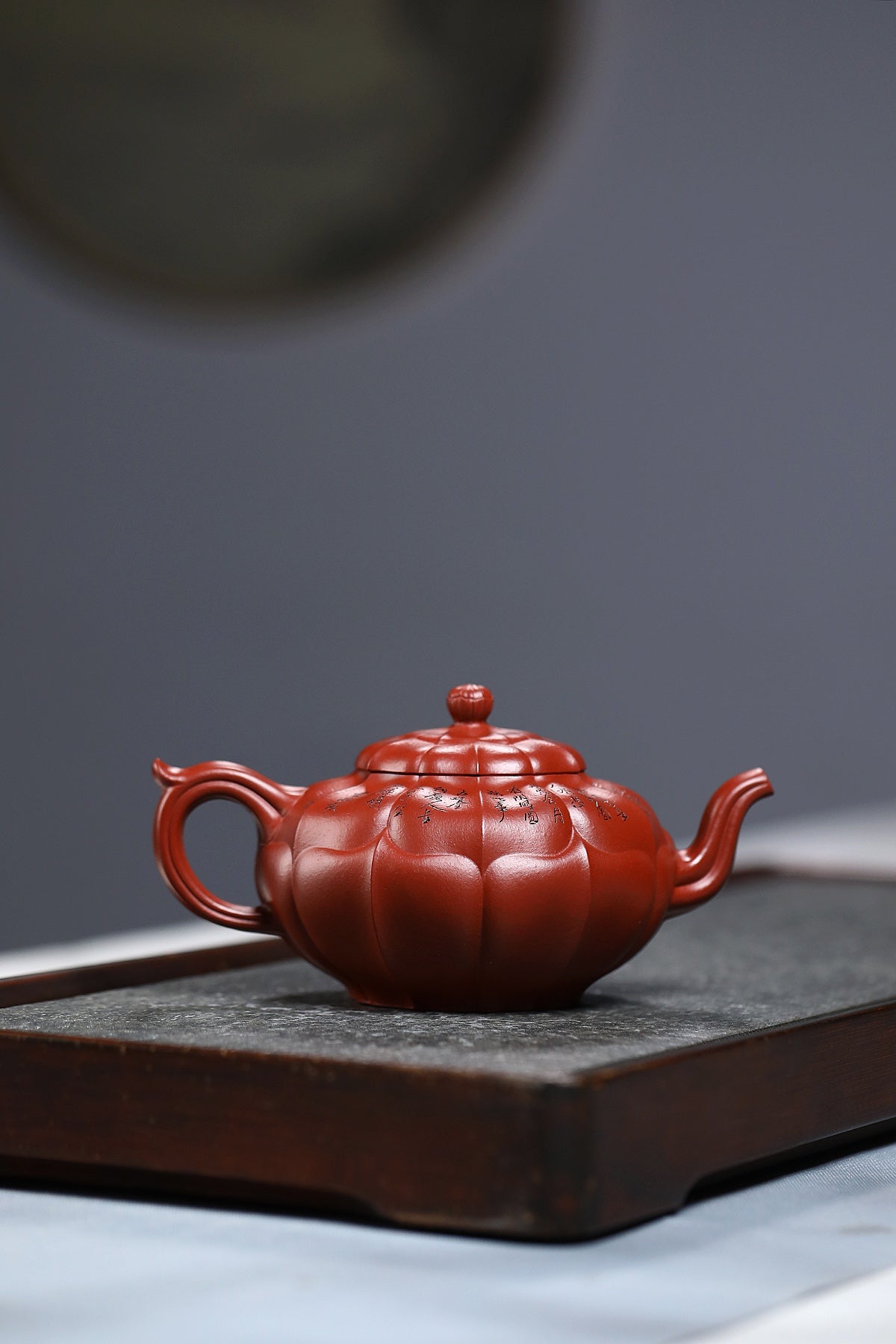 研高收藏重器【禅墩•葵菱】 作者：刘红仙 职称：研究员级高级工艺美术师 容量： 420cc 泥料： 稀有可心朱泥