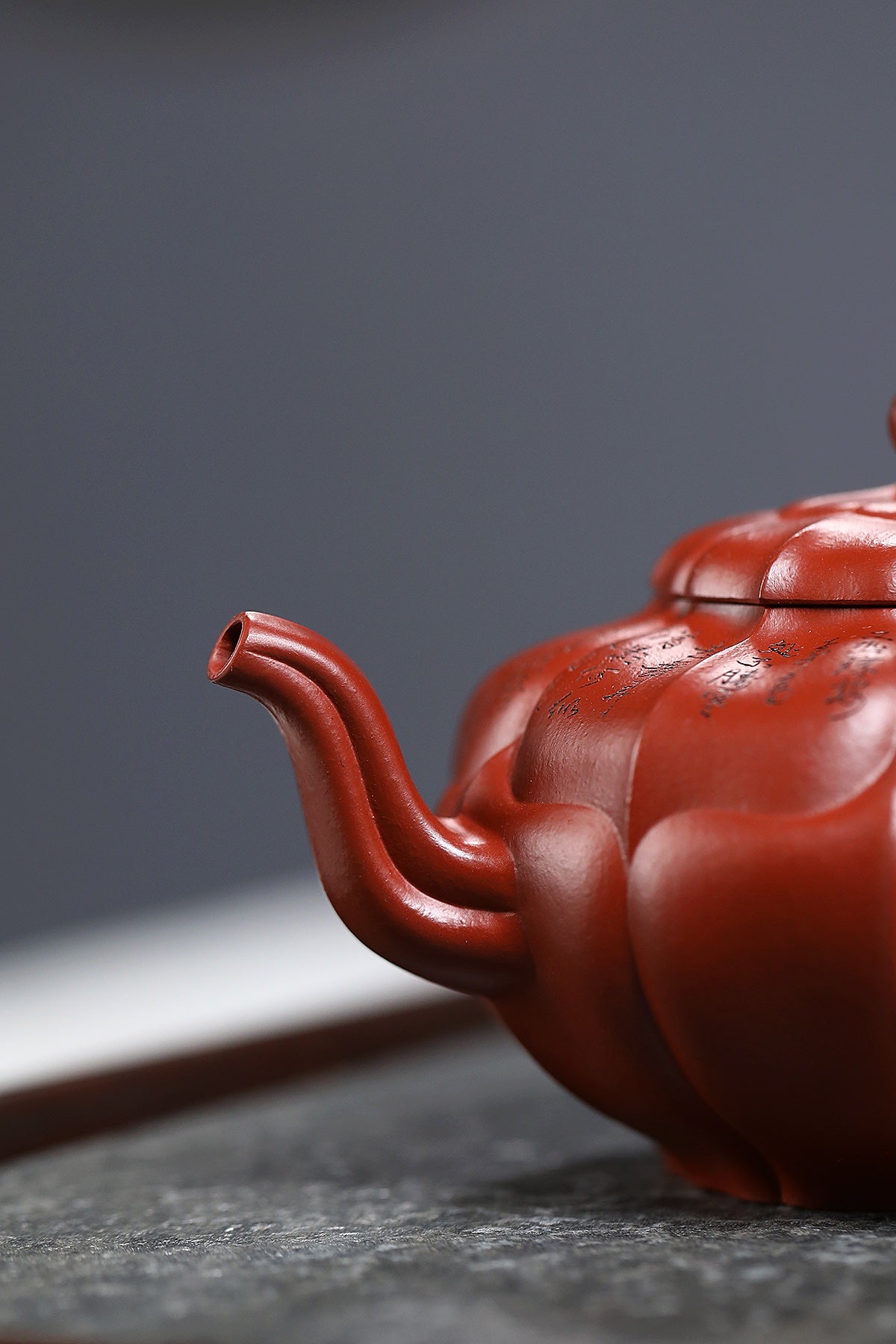 研高收藏重器【禅墩•葵菱】 作者：刘红仙 职称：研究员级高级工艺美术师 容量： 420cc 泥料： 稀有可心朱泥