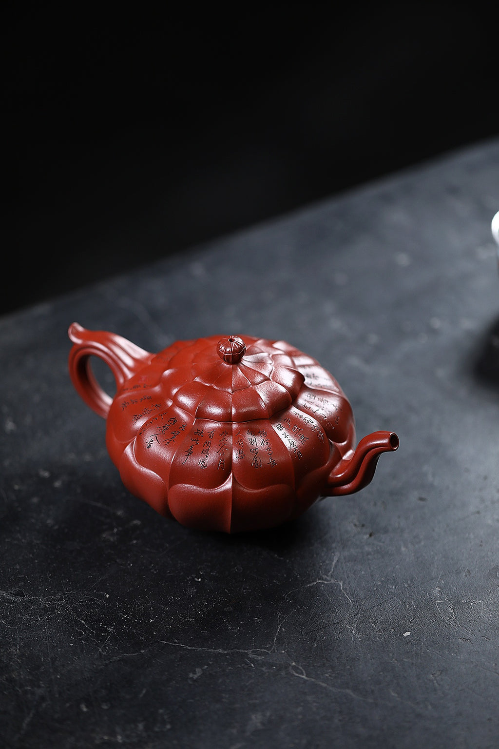 研高收藏重器【禅墩•葵菱】 作者：刘红仙 职称：研究员级高级工艺美术师 容量： 420cc 泥料： 稀有可心朱泥