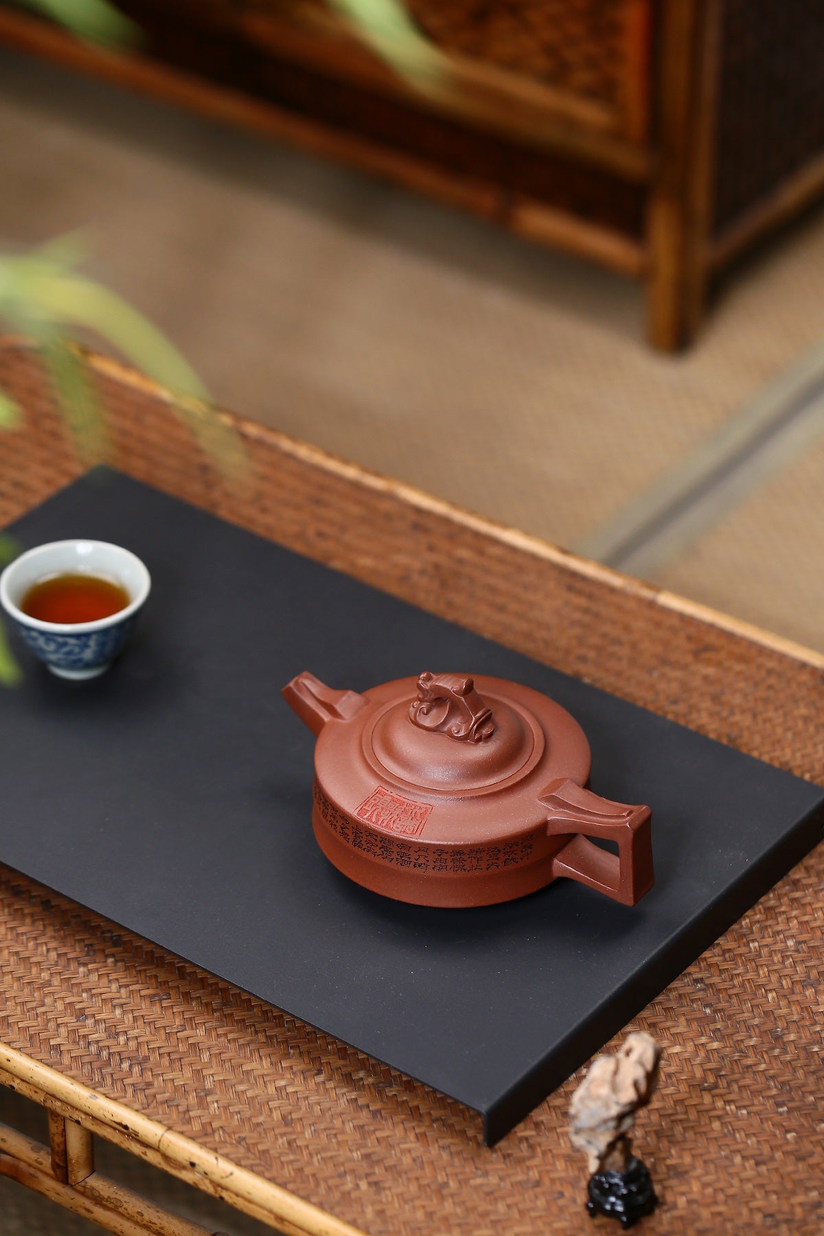 研高收藏重器【飞龙乘云】 作者：刘红仙 职称：研究员级高级工艺美术师 容量： 350cc 泥料： 稀有4号井底槽清