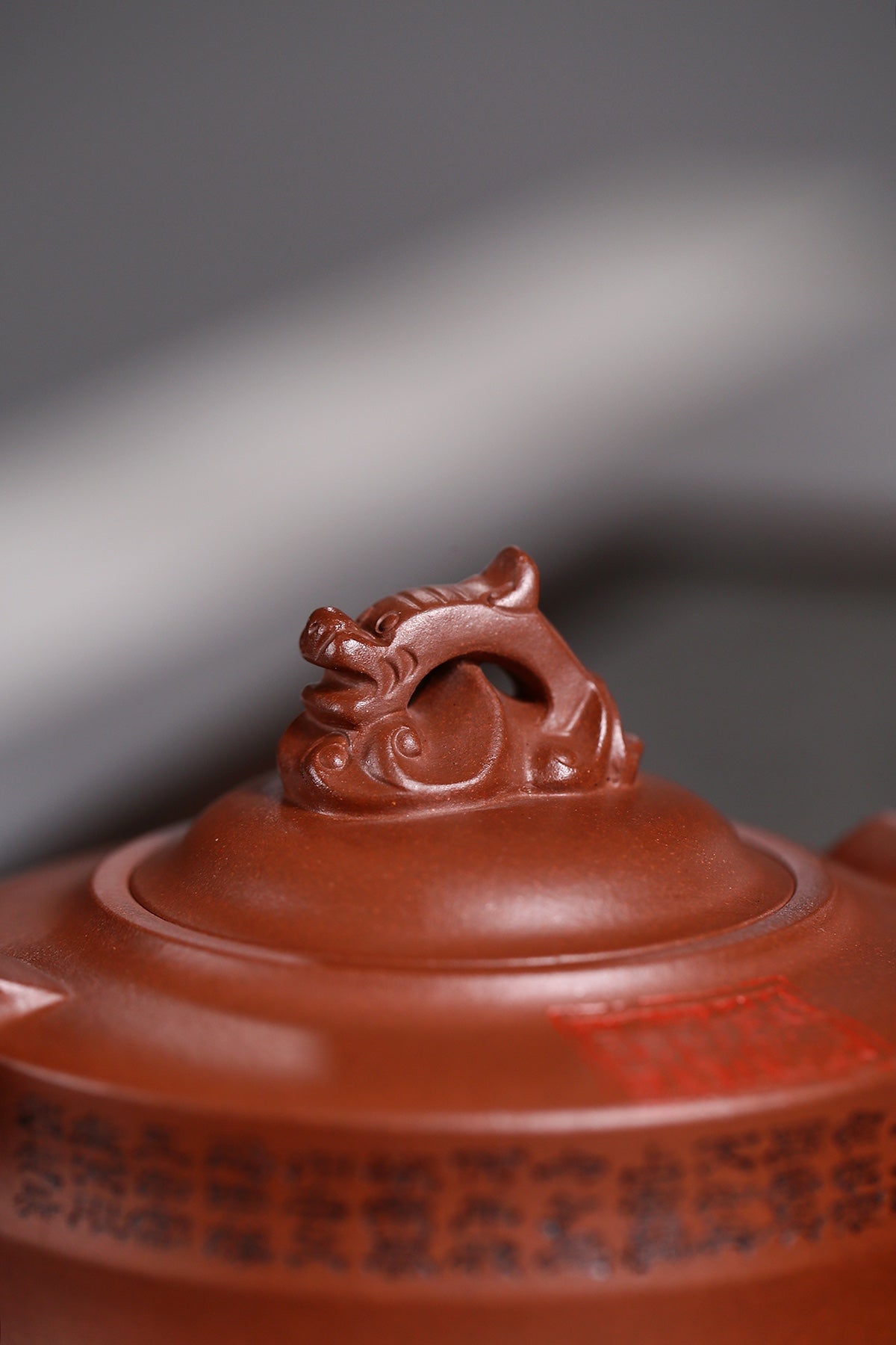 研高收藏重器【飞龙乘云】 作者：刘红仙 职称：研究员级高级工艺美术师 容量： 350cc 泥料： 稀有4号井底槽清