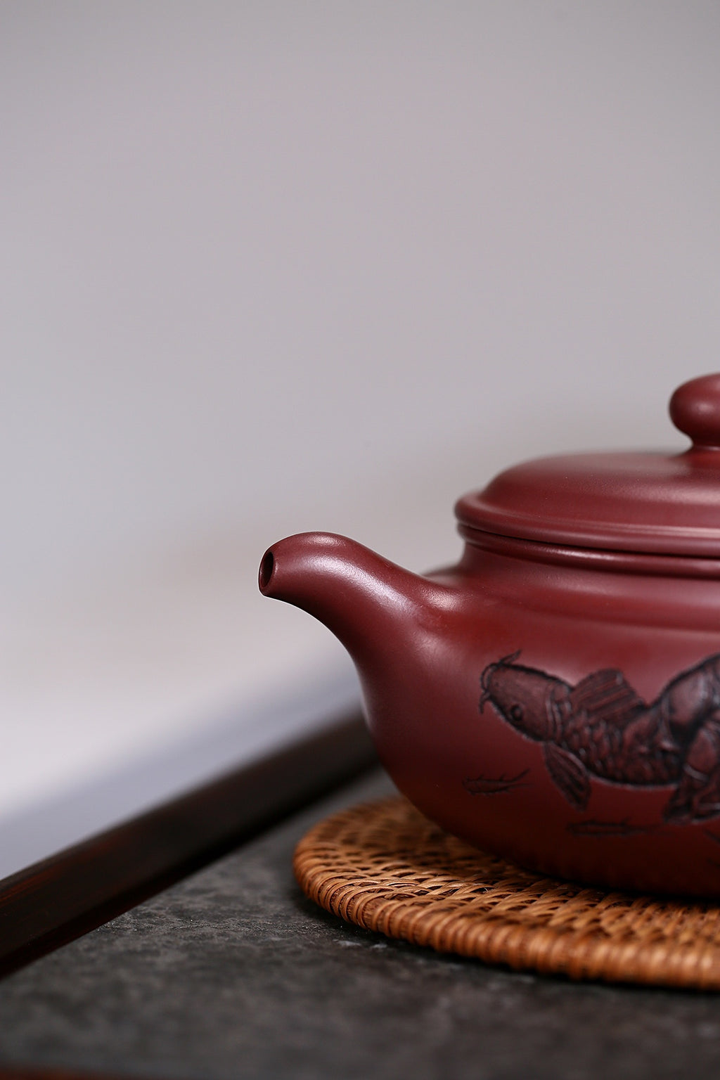 研高收藏重器【扁腹】 作者：刘红仙 职称：研究员级高级工艺美术师 刻绘：浮雕第一人张黎强 容量：520cc 泥料： 稀有紫红玉砂