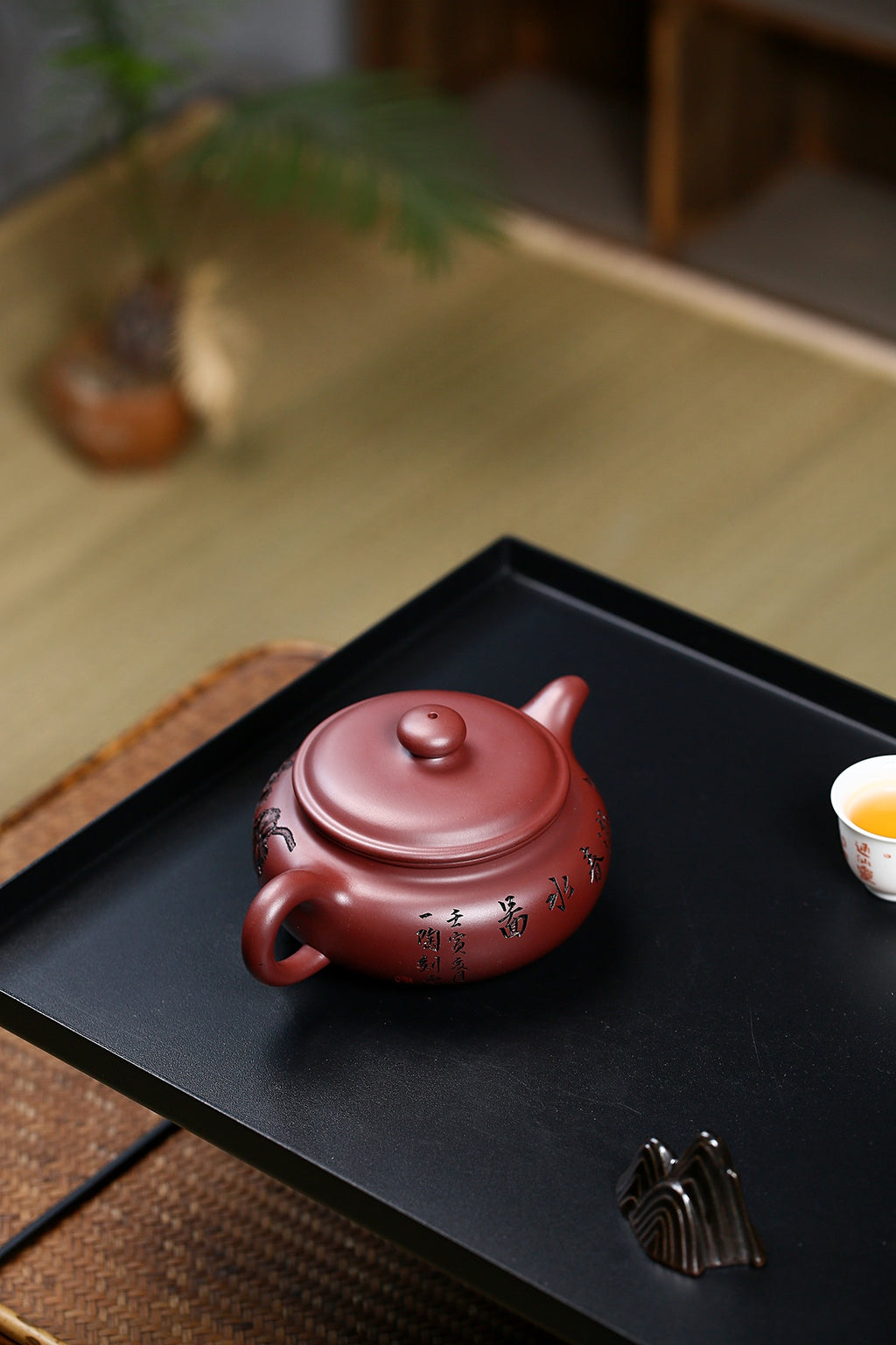 研高收藏重器【扁腹】 作者：刘红仙 职称：研究员级高级工艺美术师 刻绘：浮雕第一人张黎强 容量：520cc 泥料： 稀有紫红玉砂
