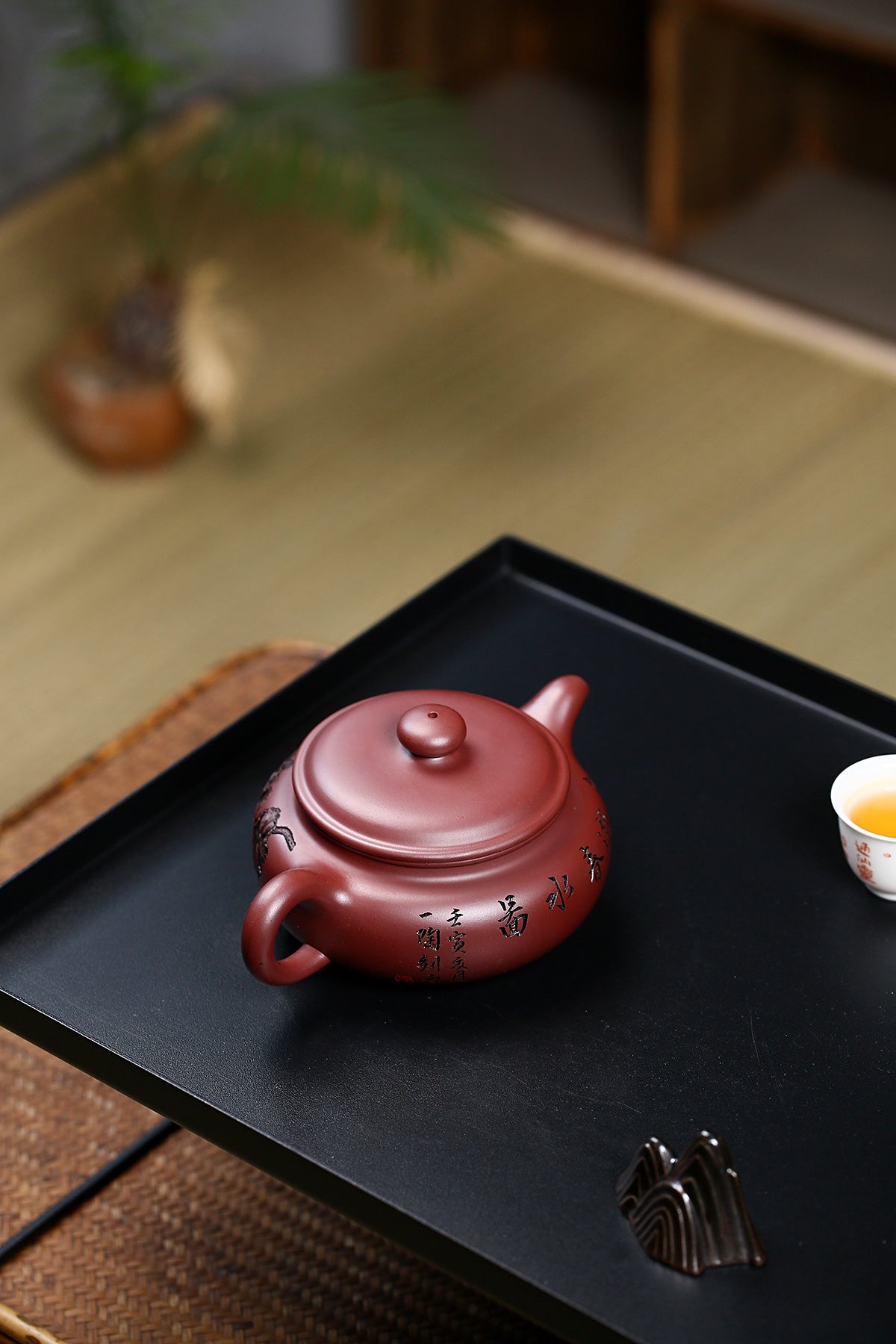 研高收藏重器【扁腹】 作者：刘红仙 职称：研究员级高级工艺美术师 刻绘：浮雕第一人张黎强 容量：520cc 泥料： 稀有紫红玉砂
