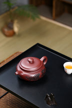 研高收藏重器【扁腹】 作者：刘红仙 职称：研究员级高级工艺美术师 刻绘：浮雕第一人张黎强 容量：520cc 泥料： 稀有紫红玉砂