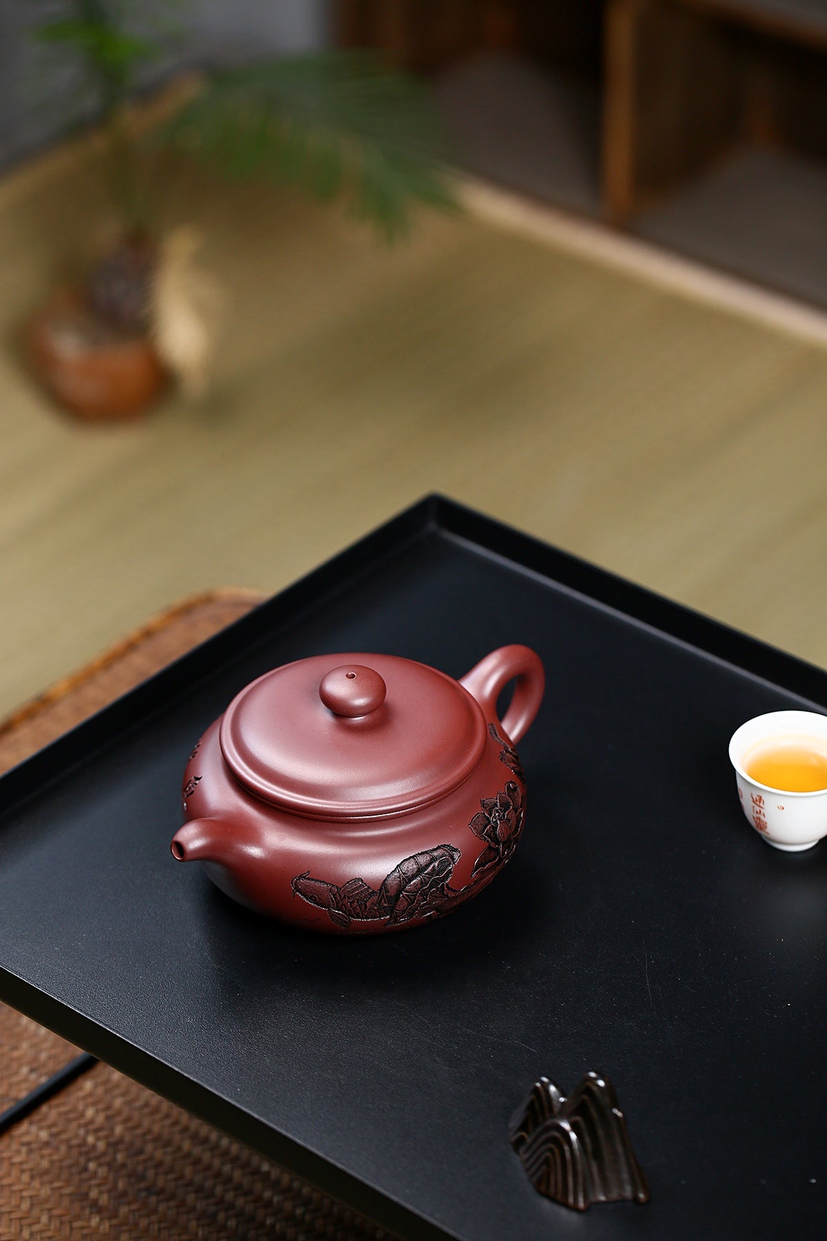 研高收藏重器【扁腹】 作者：刘红仙 职称：研究员级高级工艺美术师 刻绘：浮雕第一人张黎强 容量：520cc 泥料： 稀有紫红玉砂