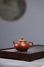 研高收藏重器【 三足如意】 作者：刘红仙 职称：研究员级高级工艺美术师 装饰：孙燕明 中国工艺美术大师 容量： 180cc 泥料： 稀有可心朱泥